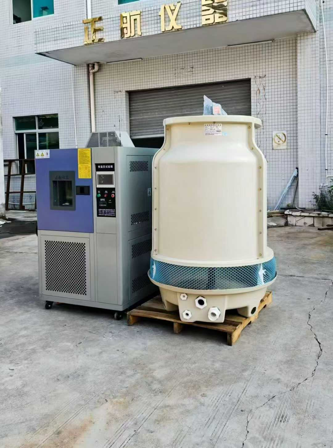 近日，我司將一臺水冷式線性快速溫度變化試驗箱送深圳銅排生產(chǎn)客戶，感謝客戶對于我司的大力支持。說起這個設(shè)備，也是歷經(jīng)坎坷。在設(shè)備的溝通過程中，雖然客戶提出較高的技術(shù)要求，但我司秉持著盡心盡力滿足客戶需求為宗旨。多次進行技術(shù)攻堅會議，必須在有限的空間內(nèi)滿足客戶較高的快速線性溫度變化要求。  （快速溫變試驗箱已整裝待發(fā)） 因為客戶要求較高的線性快速溫度變化，而這臺設(shè)備屬于小型的設(shè)備，在有限的空間內(nèi)，我們需要充分考慮到設(shè)備的制冷，制熱以及散熱問題，如果任何一個方面無法達到的話，那么后果將會是毀滅性的。  （裝車發(fā)走！） 我司對于此類有挑戰(zhàn)性的設(shè)備，充滿信心，因為我們堅信每一次的攻堅都是企業(yè)成功的一小步。只有不斷的提升我們的技術(shù)，才能在市場生存